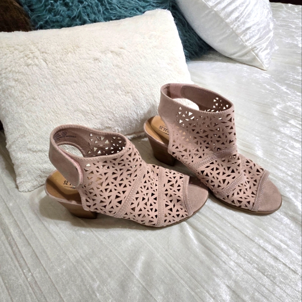 Stylish Women's Pink Sandals By Seychelles 7 1/2.